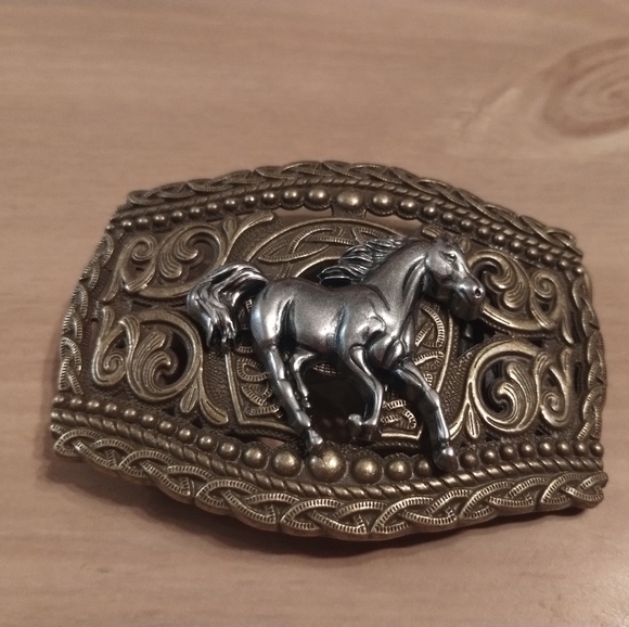 New Western Horse Belt Buckle Gold Silver Tone Running Horse Cowboy Rodeo - Picture 2 of 3